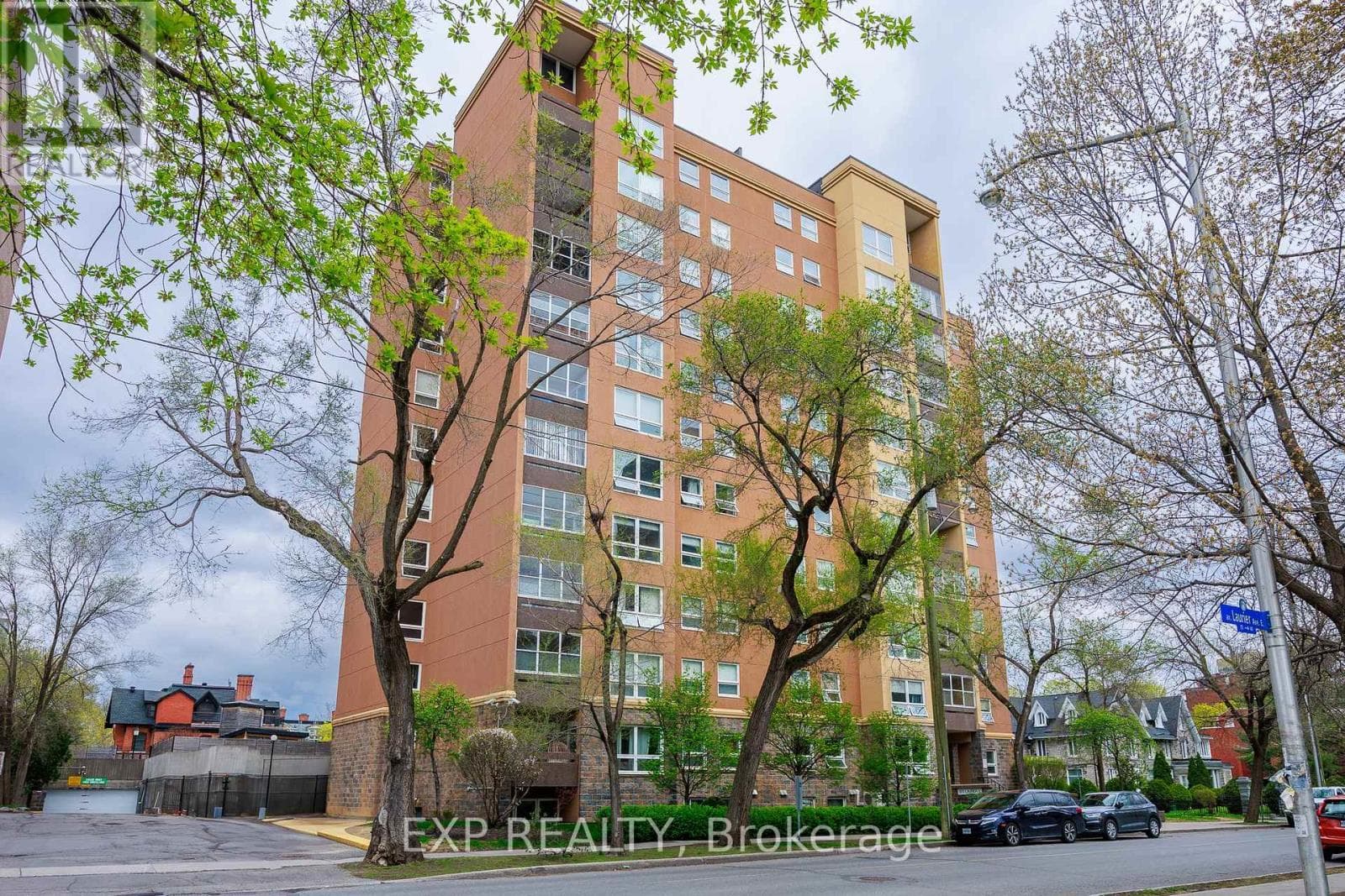 1003 - 373 Laurier Avenue E