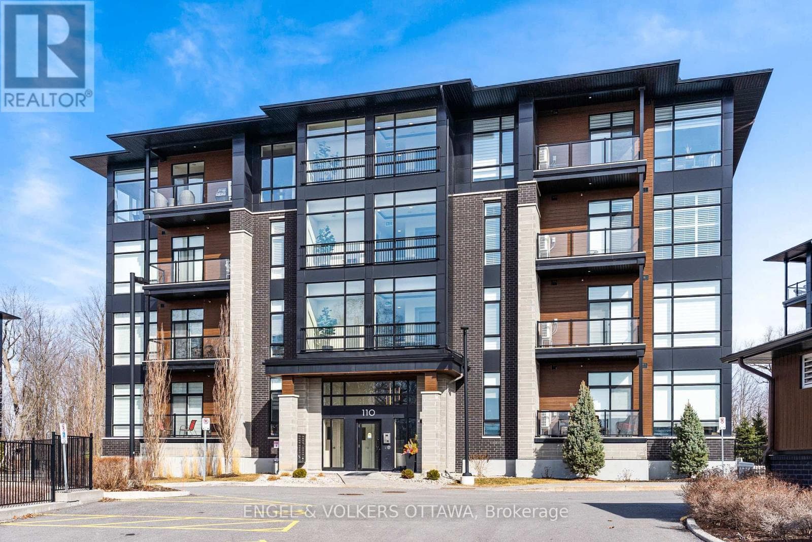402 - 110 Cortile Private