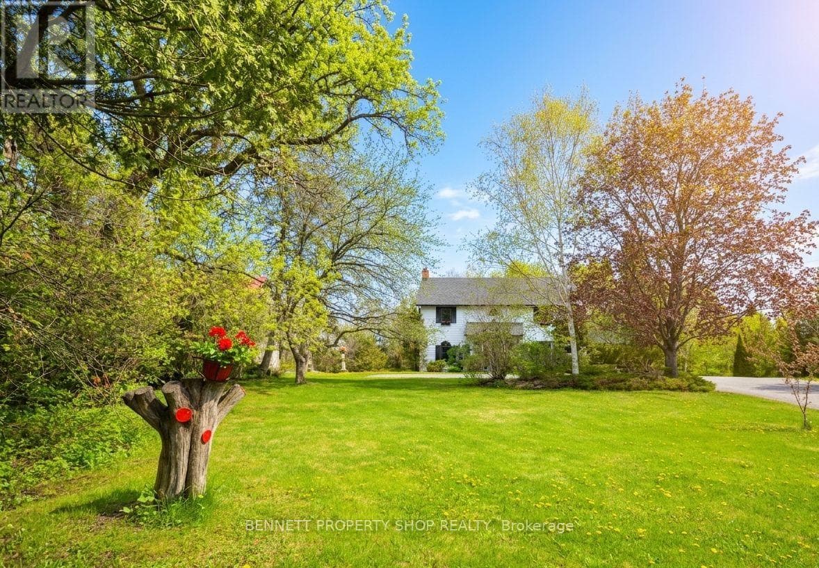 5696 Rideau Valley Drive
