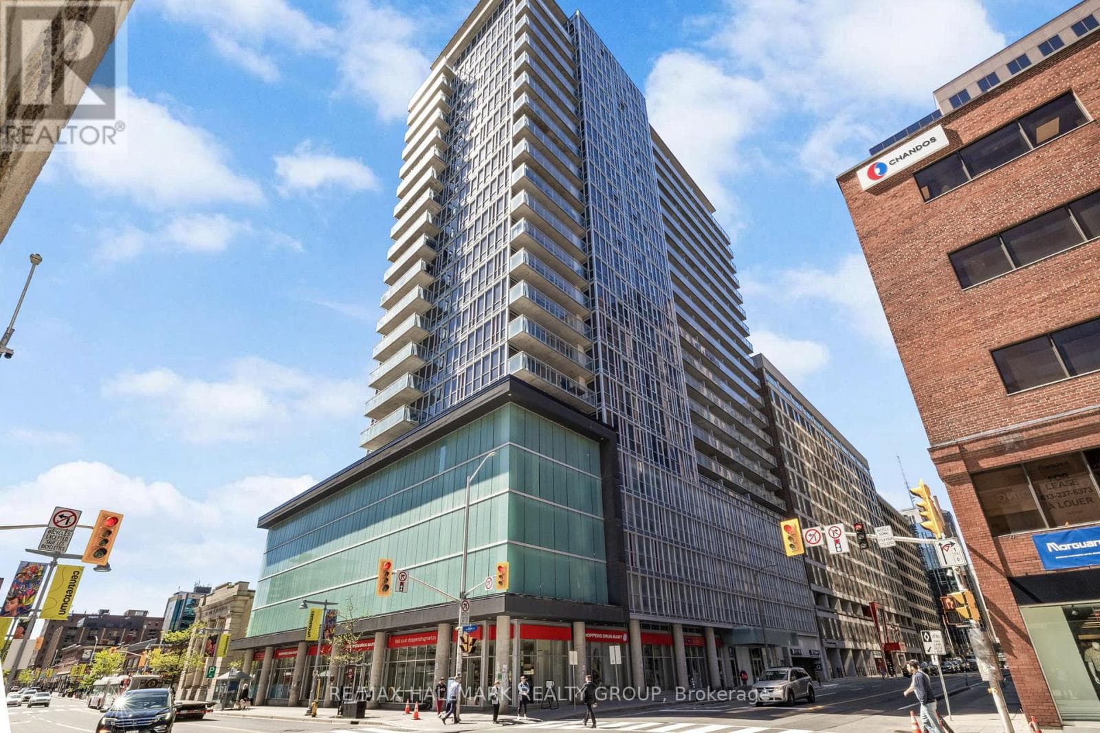 2207 - 324 Laurier Avenue W